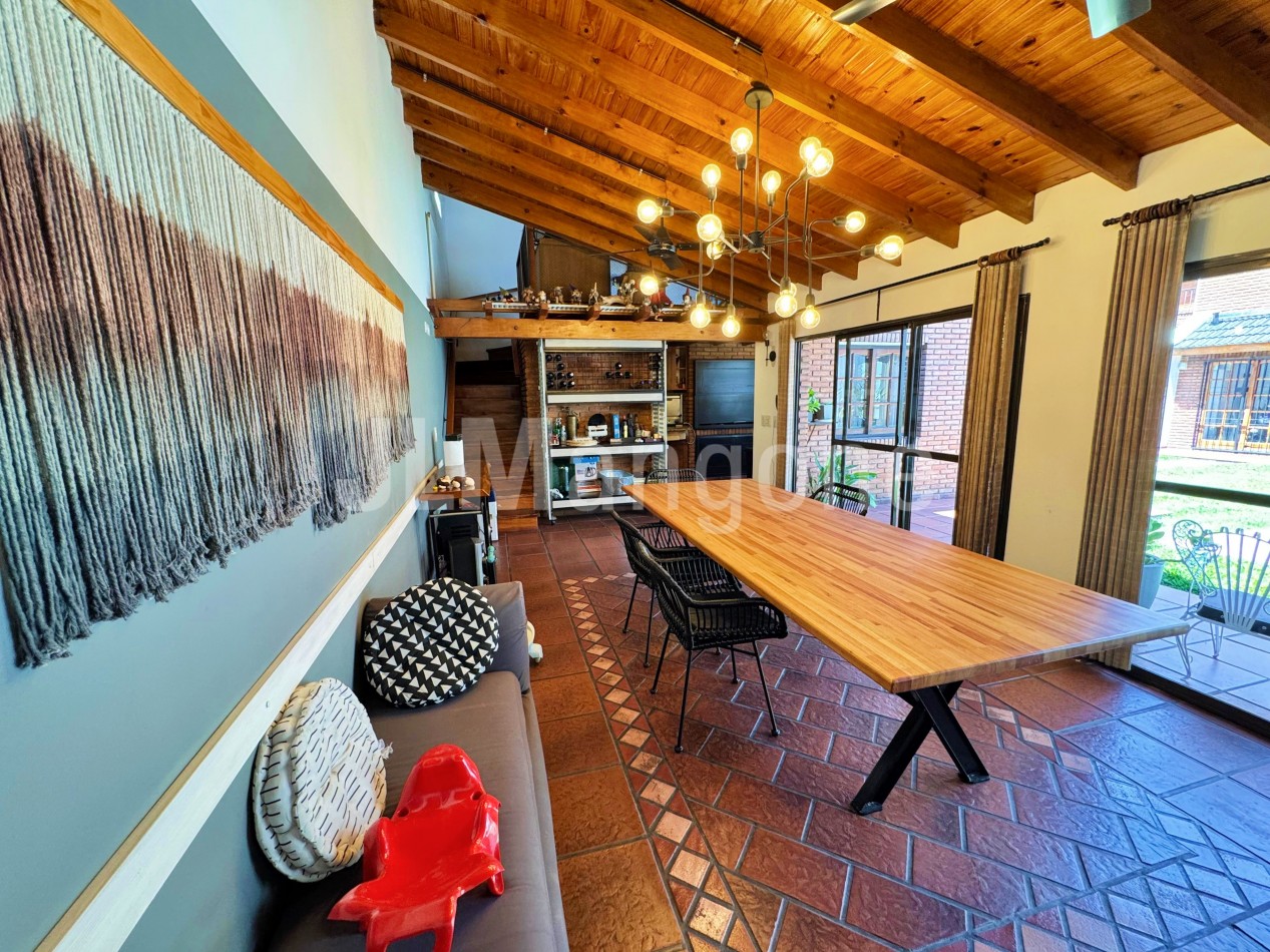 Chalet 4 ambientes con cocheras, piscina, parque, y quincho