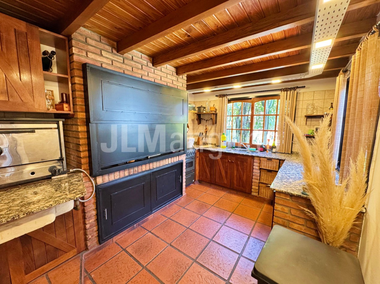 Chalet 4 ambientes con cocheras, piscina, parque, y quincho
