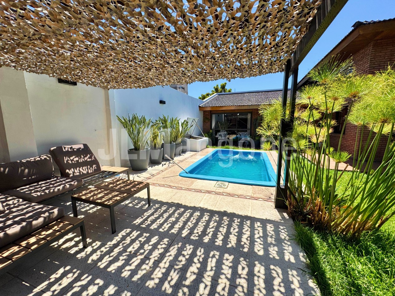 Chalet 4 ambientes con cocheras, piscina, parque, y quincho