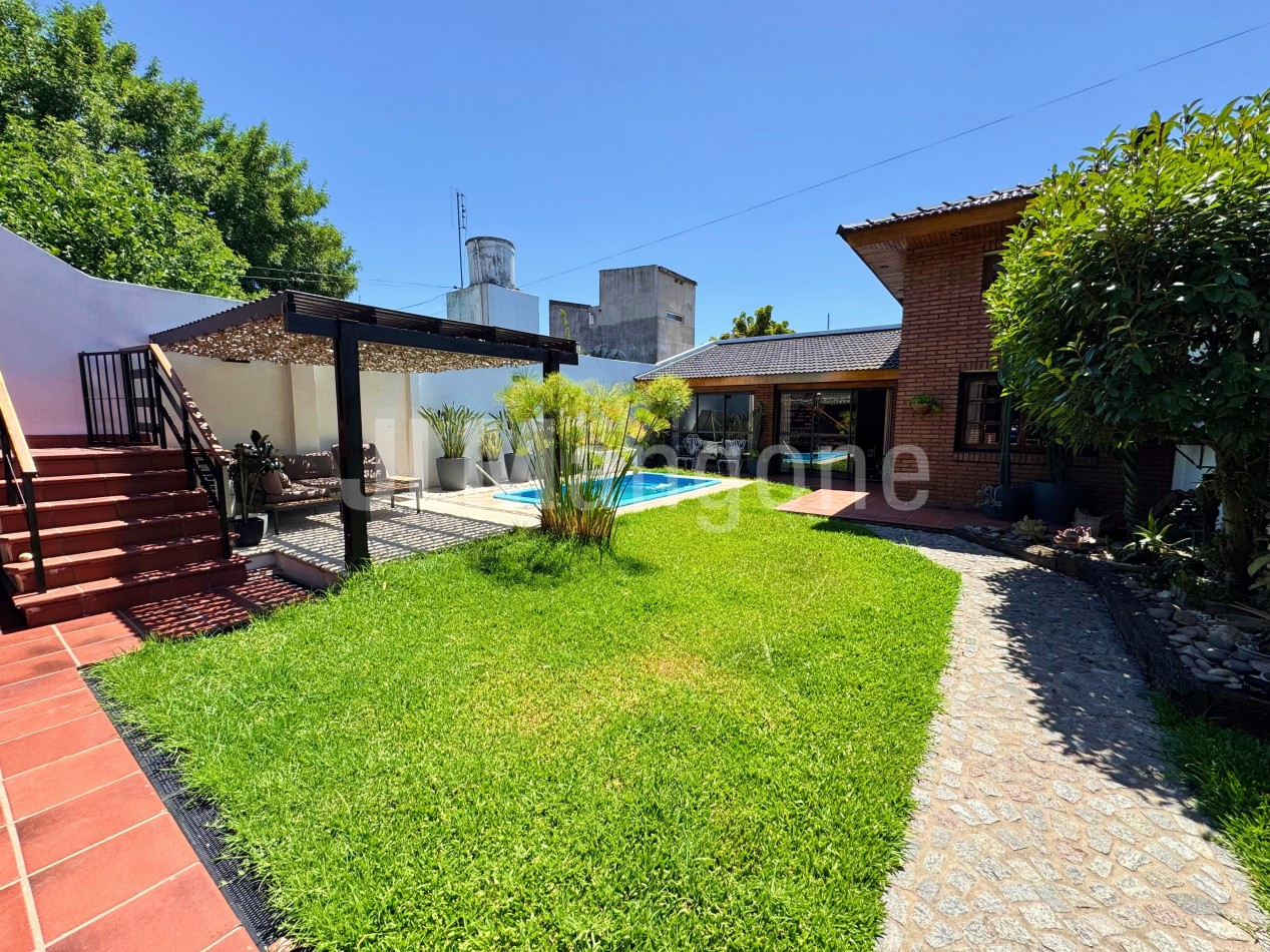Chalet 4 ambientes con cocheras, piscina, parque, y quincho