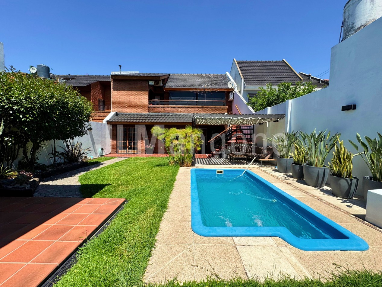 Chalet 4 ambientes con cocheras, piscina, parque, y quincho