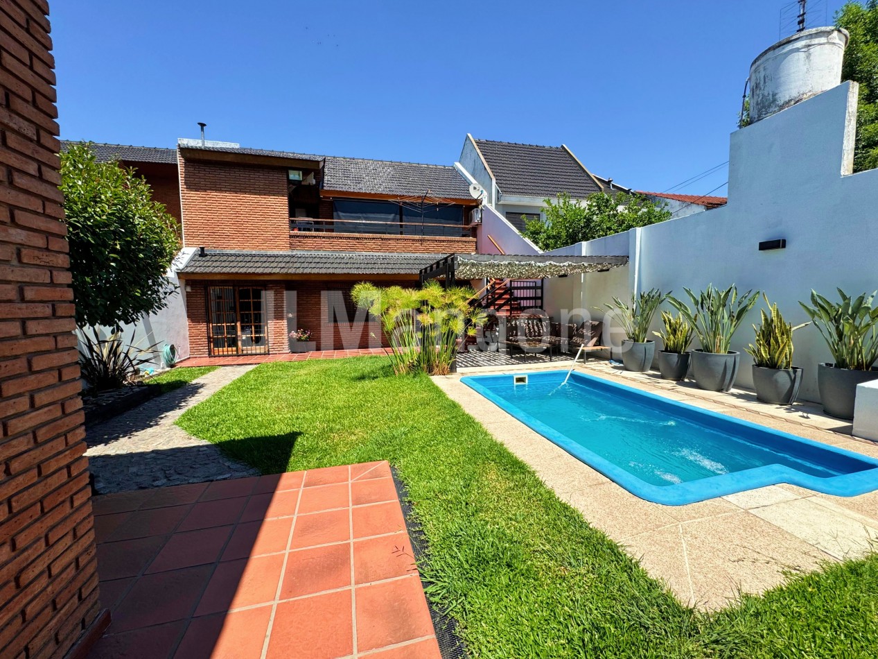 Chalet 4 ambientes con cocheras, piscina, parque, y quincho