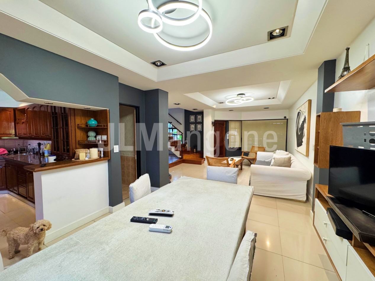 Chalet 4 ambientes con cocheras, piscina, parque, y quincho