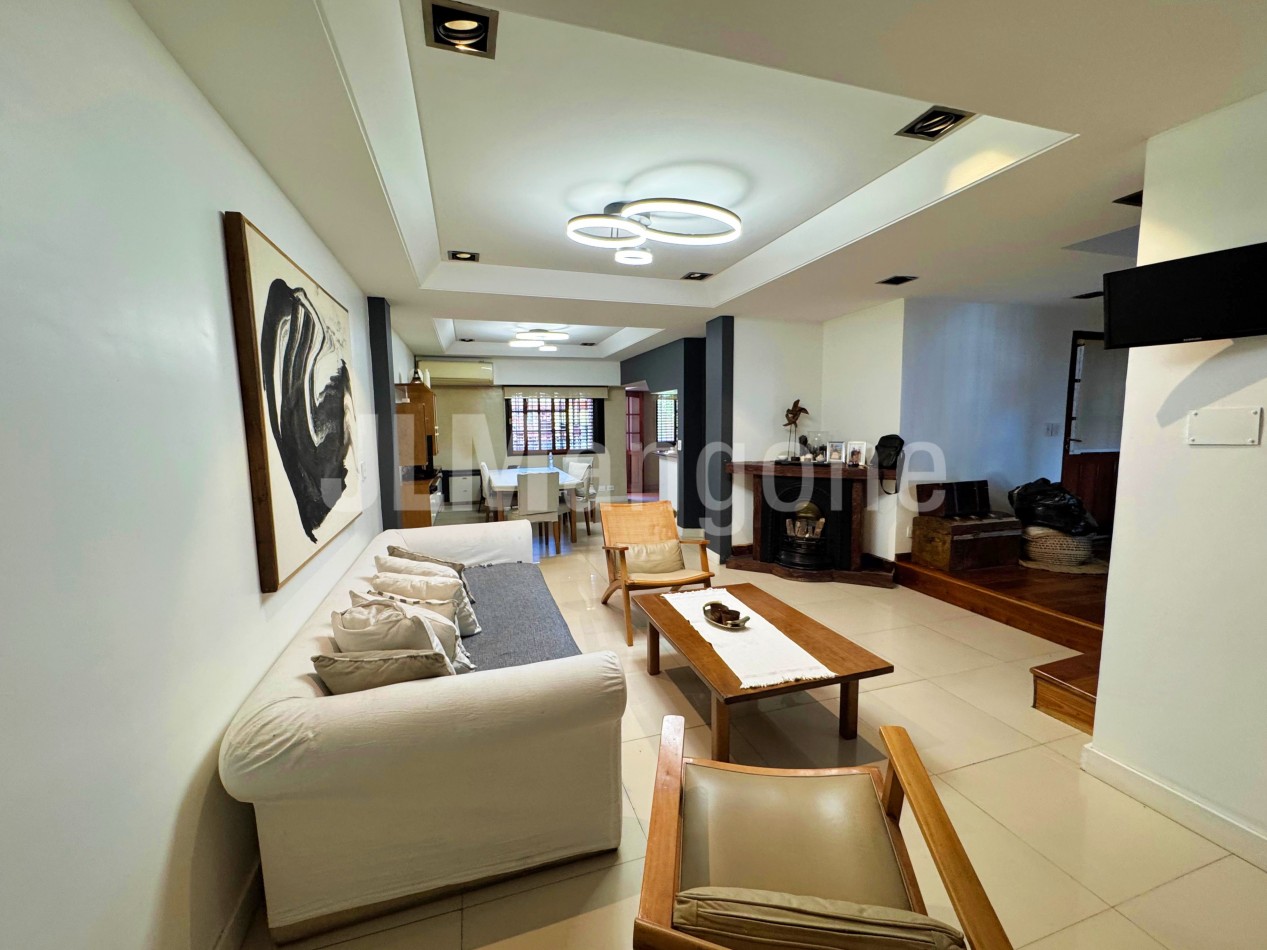 Chalet 4 ambientes con cocheras, piscina, parque, y quincho