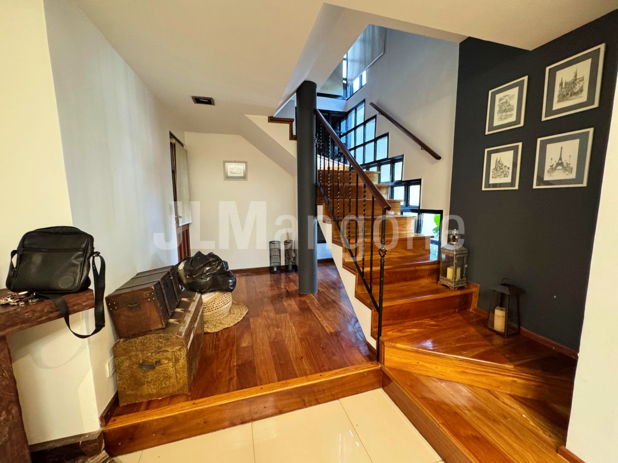 Chalet 4 ambientes con cocheras, piscina, parque, y quincho