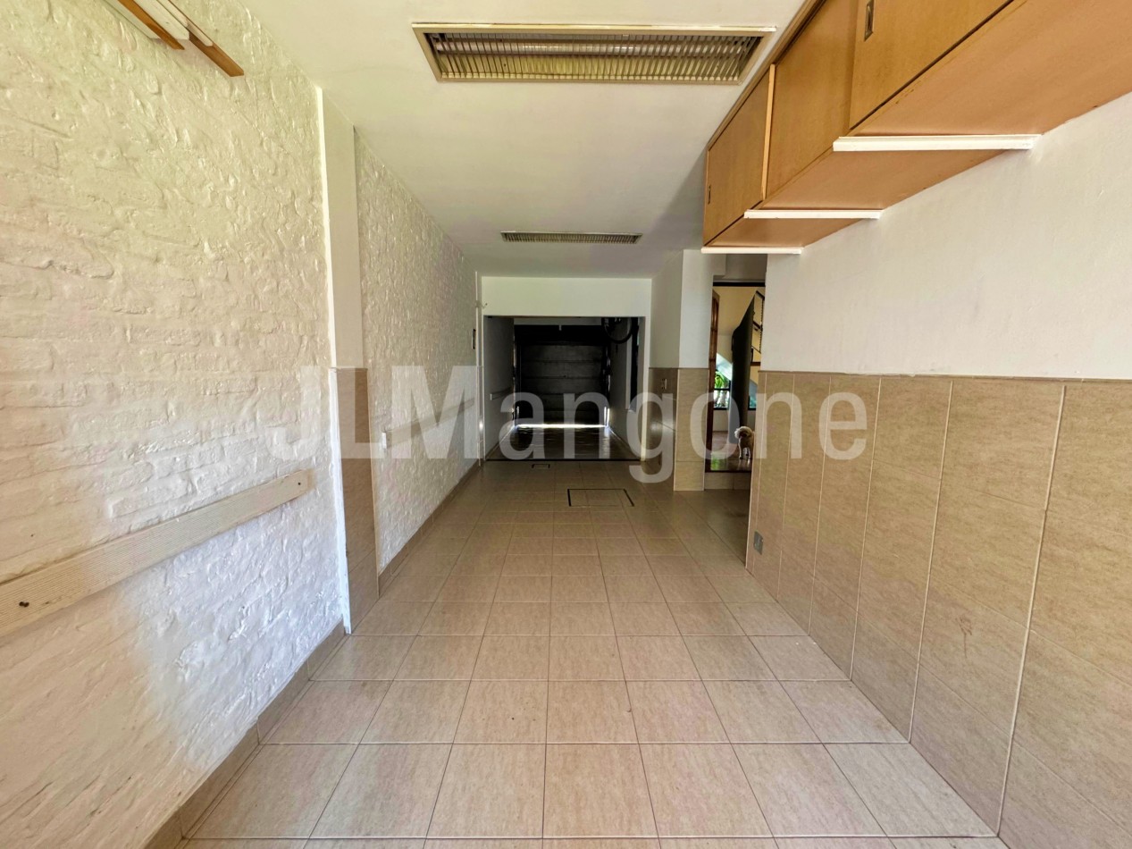 Chalet 4 ambientes con cocheras, piscina, parque, y quincho
