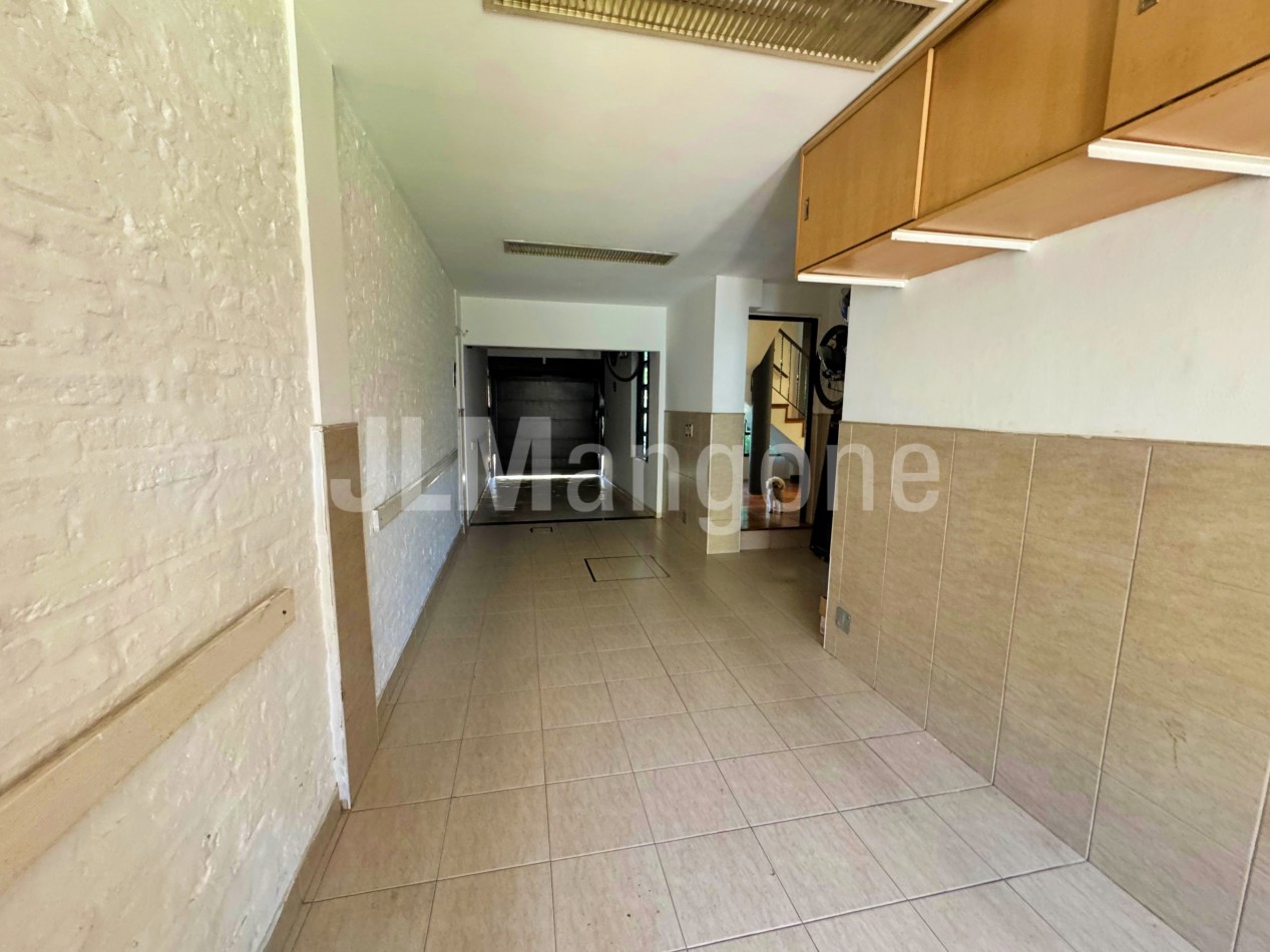 Chalet 4 ambientes con cocheras, piscina, parque, y quincho