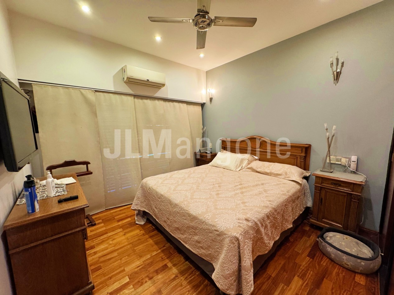 Chalet 4 ambientes con cocheras, piscina, parque, y quincho