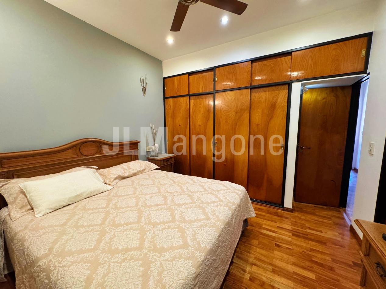 Chalet 4 ambientes con cocheras, piscina, parque, y quincho