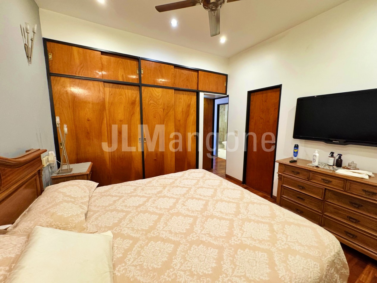Chalet 4 ambientes con cocheras, piscina, parque, y quincho
