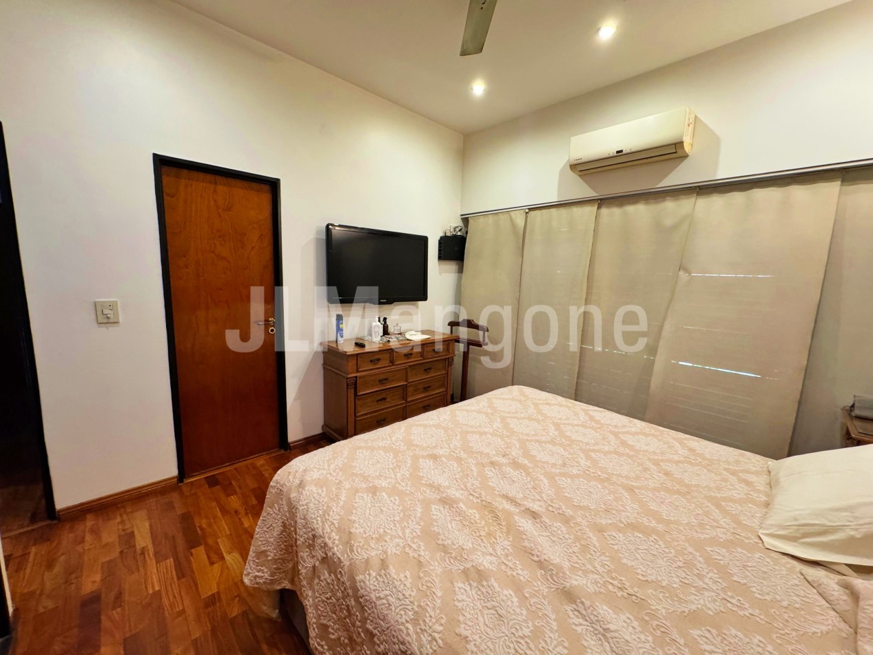 Chalet 4 ambientes con cocheras, piscina, parque, y quincho