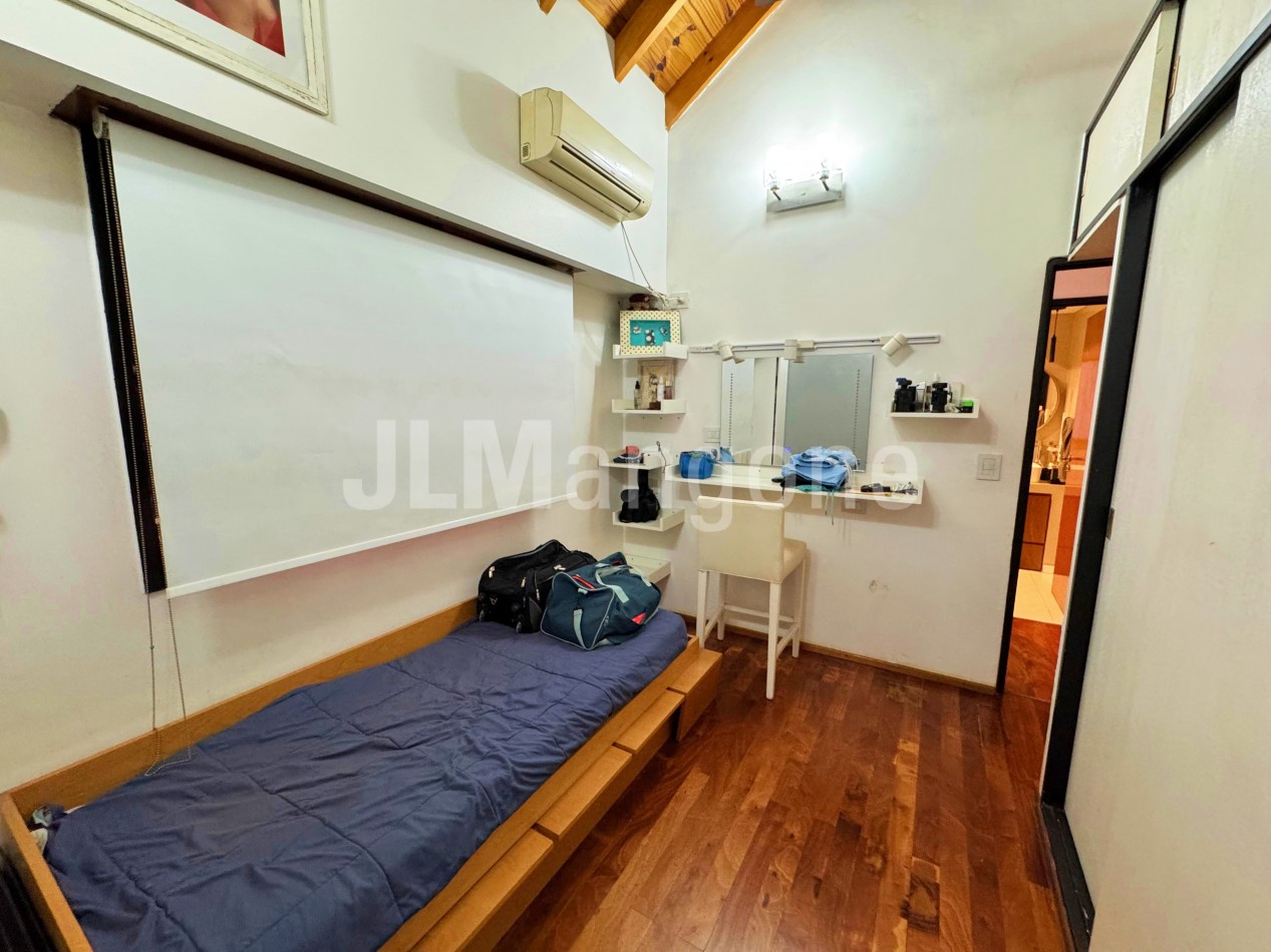 Chalet 4 ambientes con cocheras, piscina, parque, y quincho