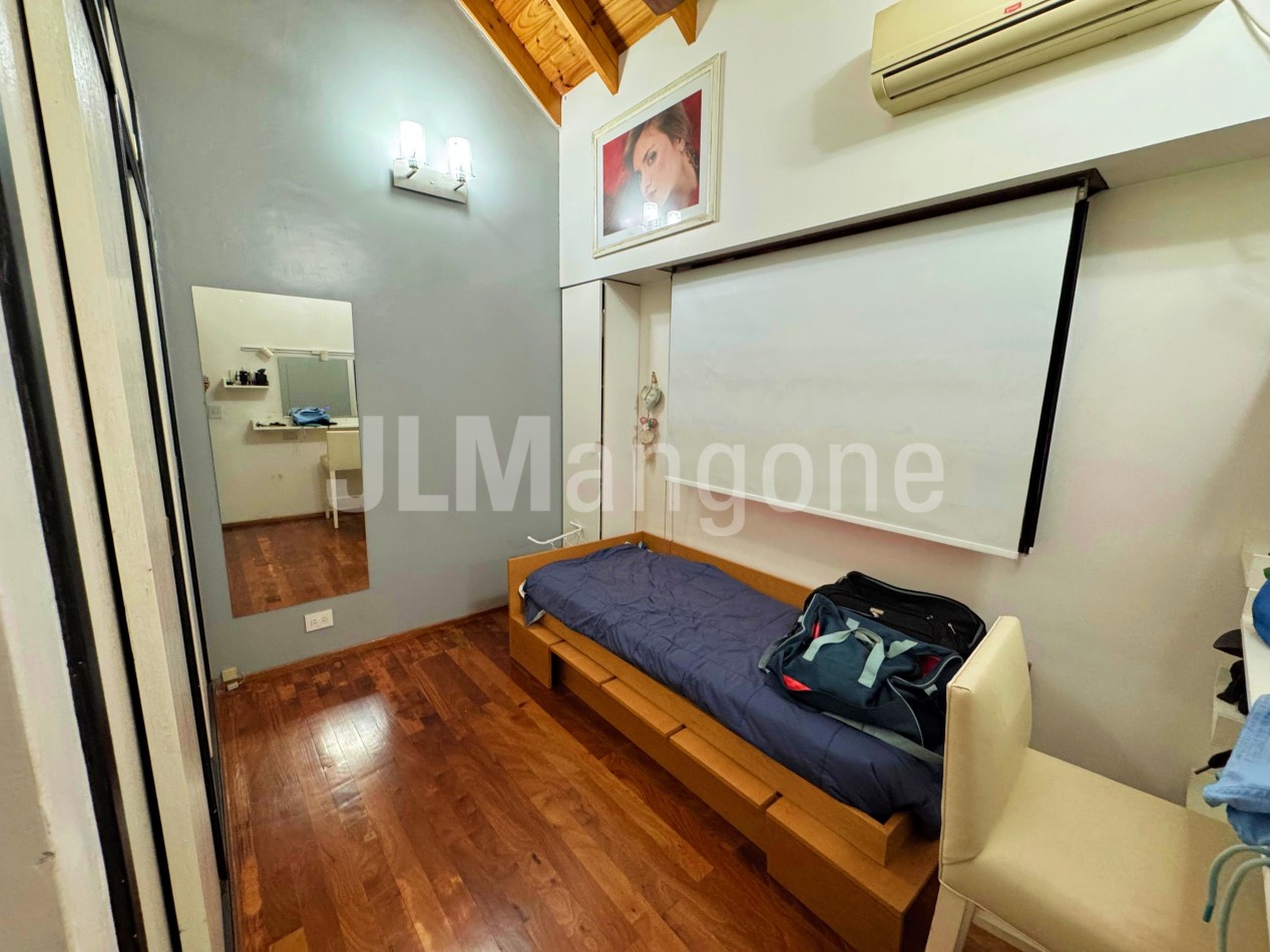 Chalet 4 ambientes con cocheras, piscina, parque, y quincho