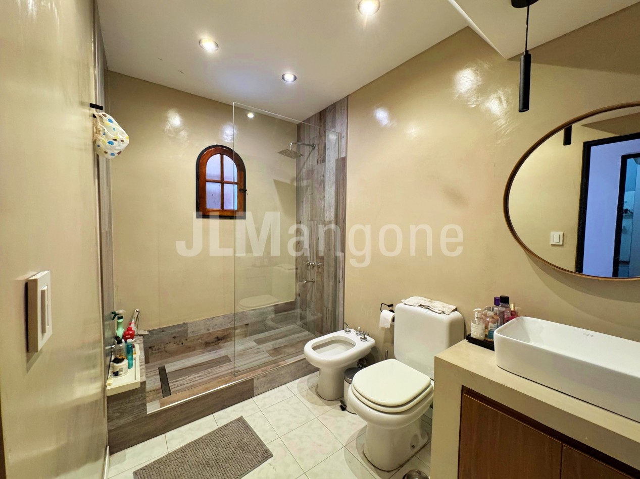 Chalet 4 ambientes con cocheras, piscina, parque, y quincho
