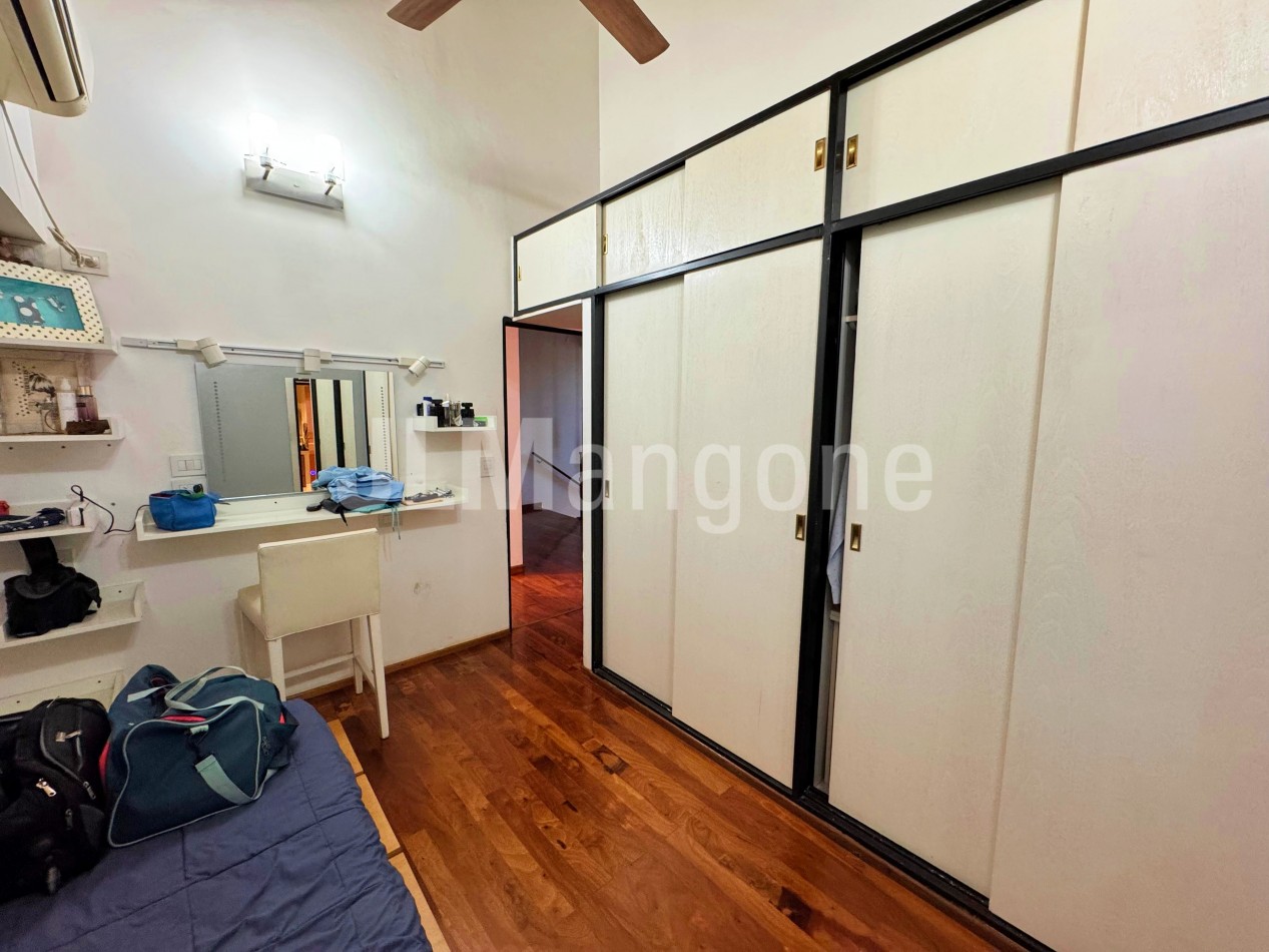 Chalet 4 ambientes con cocheras, piscina, parque, y quincho