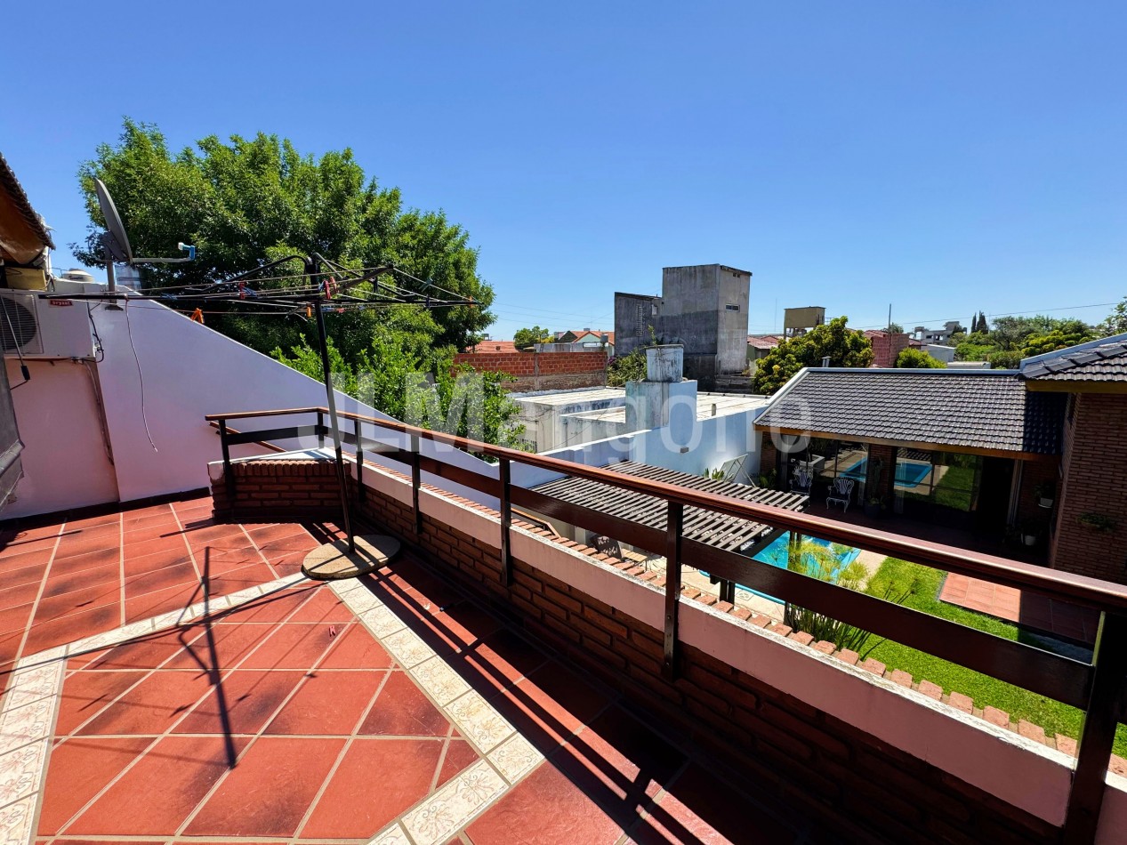 Chalet 4 ambientes con cocheras, piscina, parque, y quincho