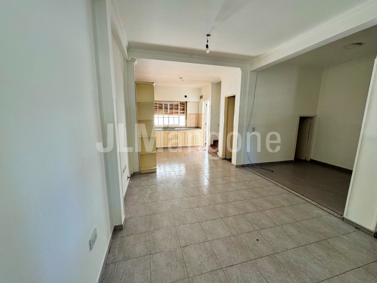 Triplex 4 amb con cochera y patio