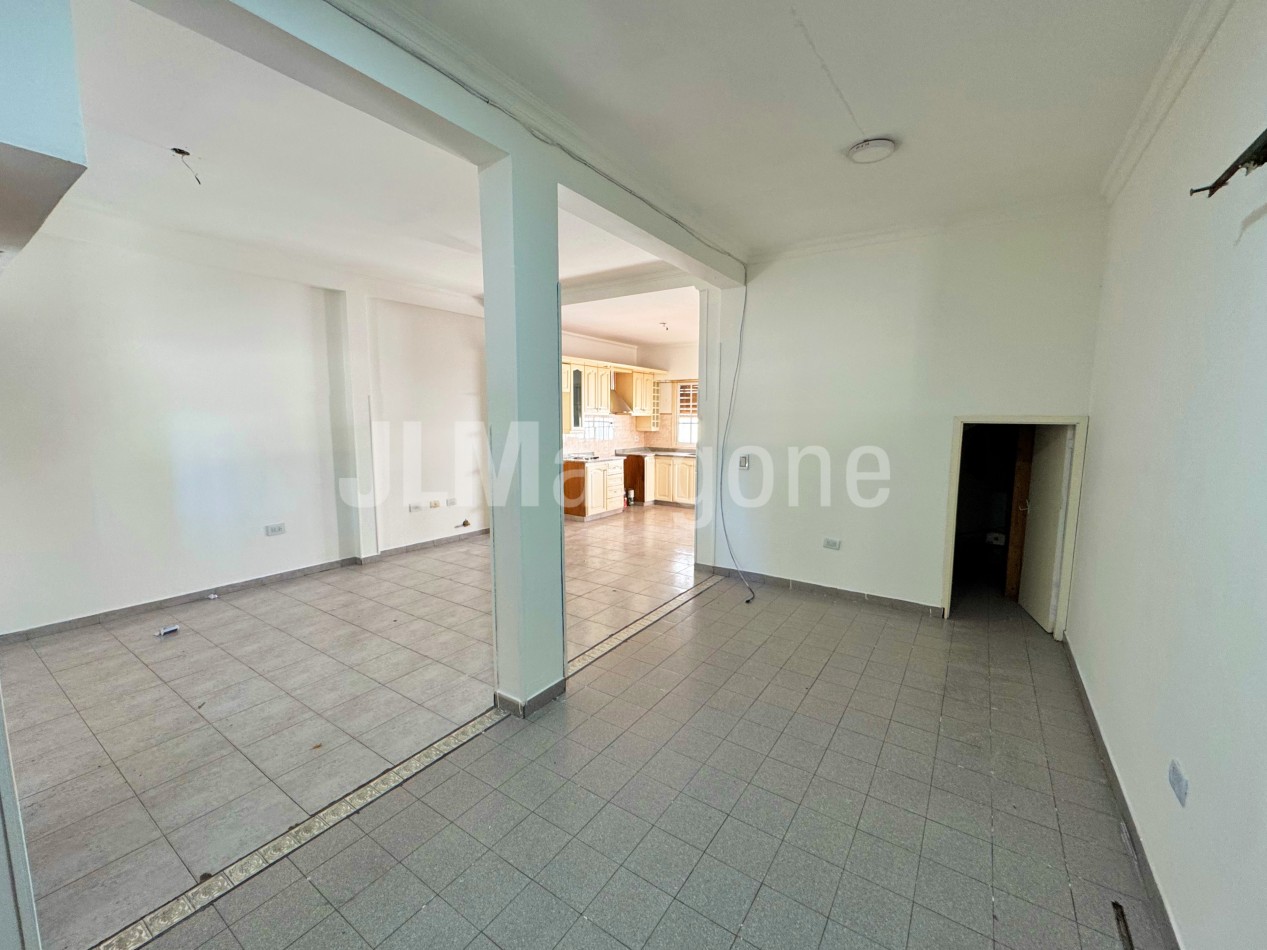 Triplex 4 amb con cochera y patio