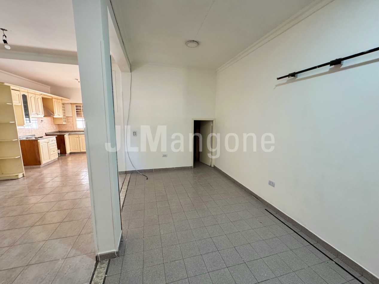 Triplex 4 amb con cochera y patio