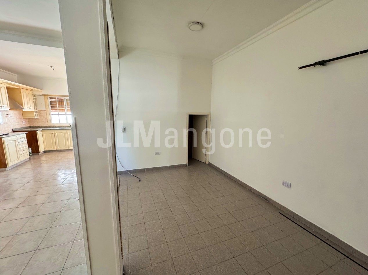 Triplex 4 amb con cochera y patio
