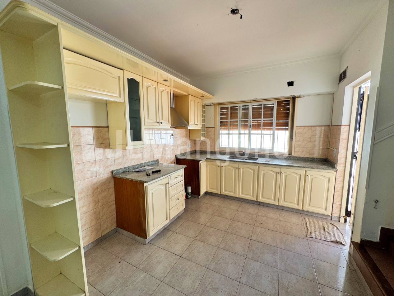 Triplex 4 amb con cochera y patio