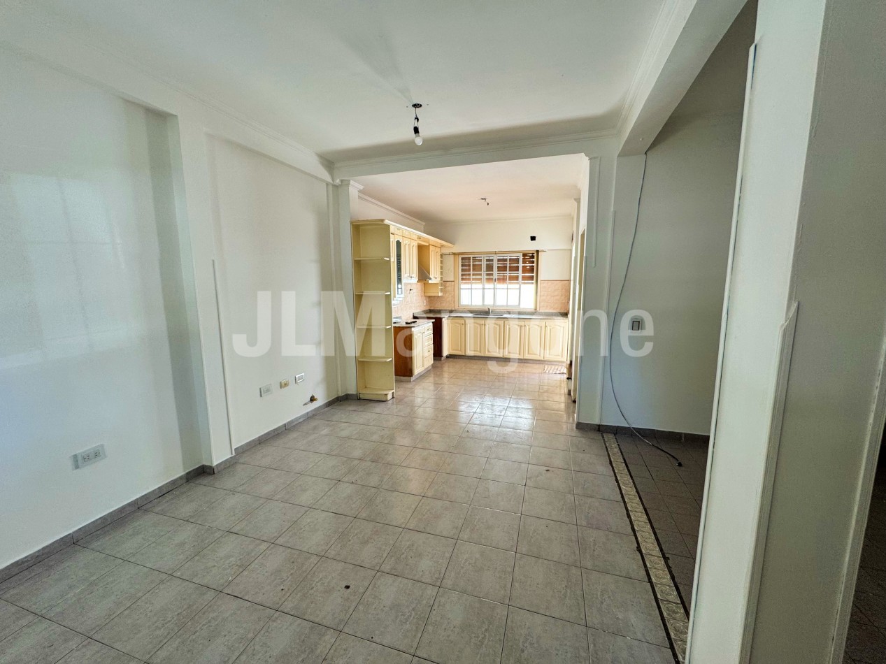 Triplex 4 amb con cochera y patio