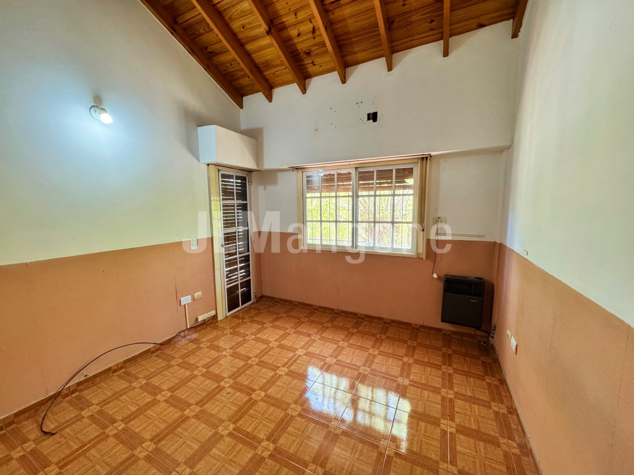 Triplex 4 amb con cochera y patio