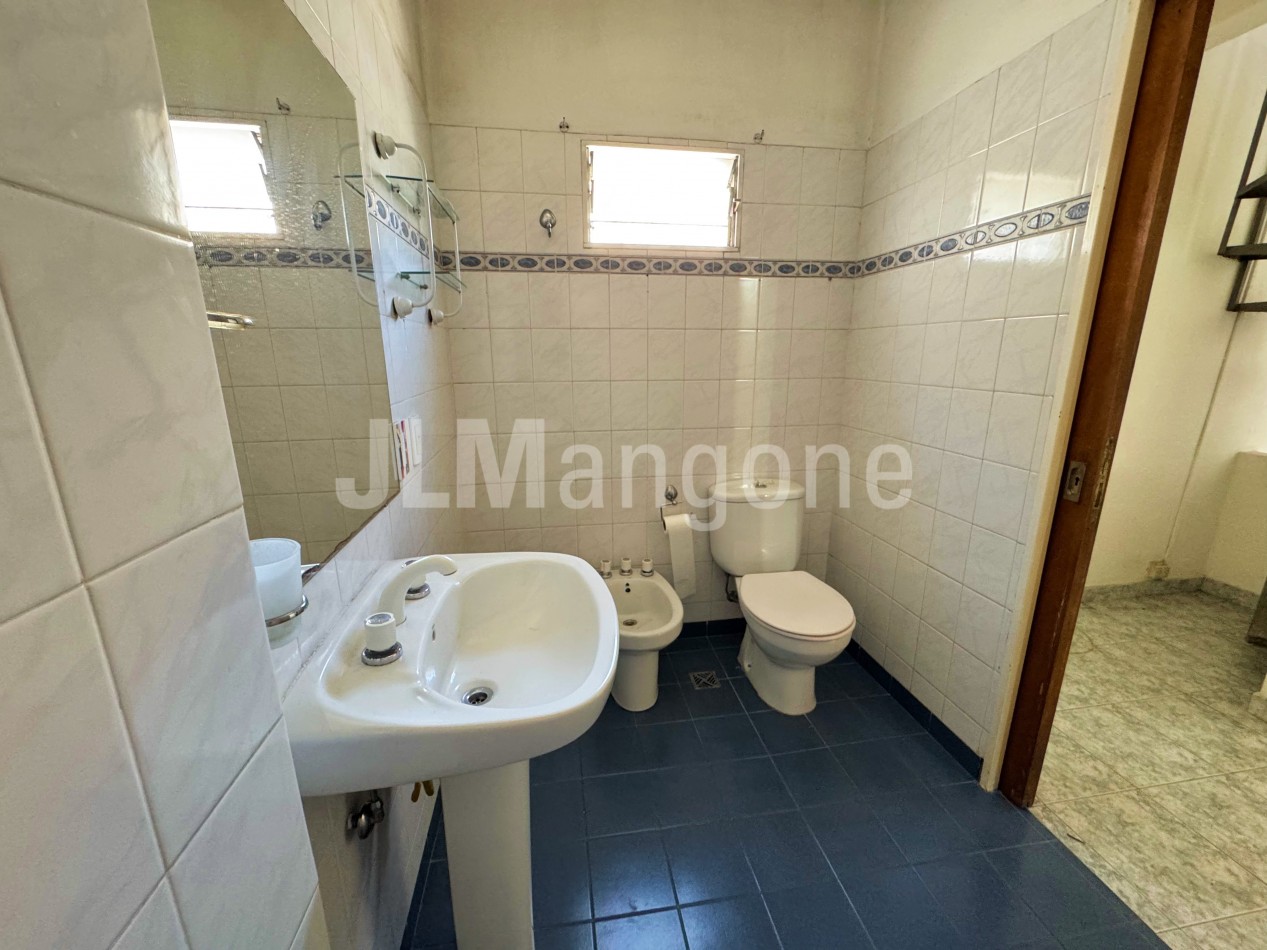 Triplex 4 amb con cochera y patio