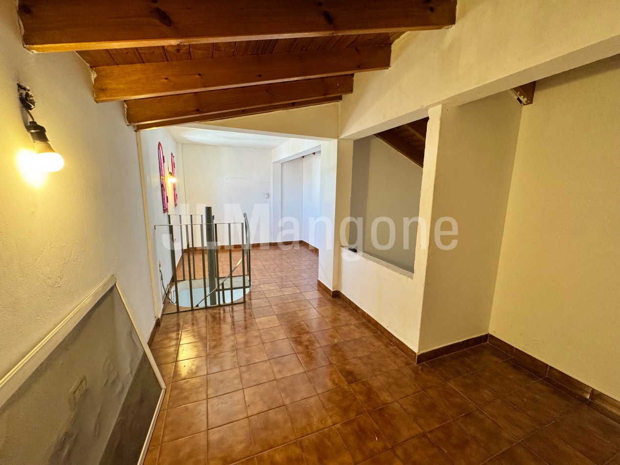 Triplex 4 amb con cochera y patio