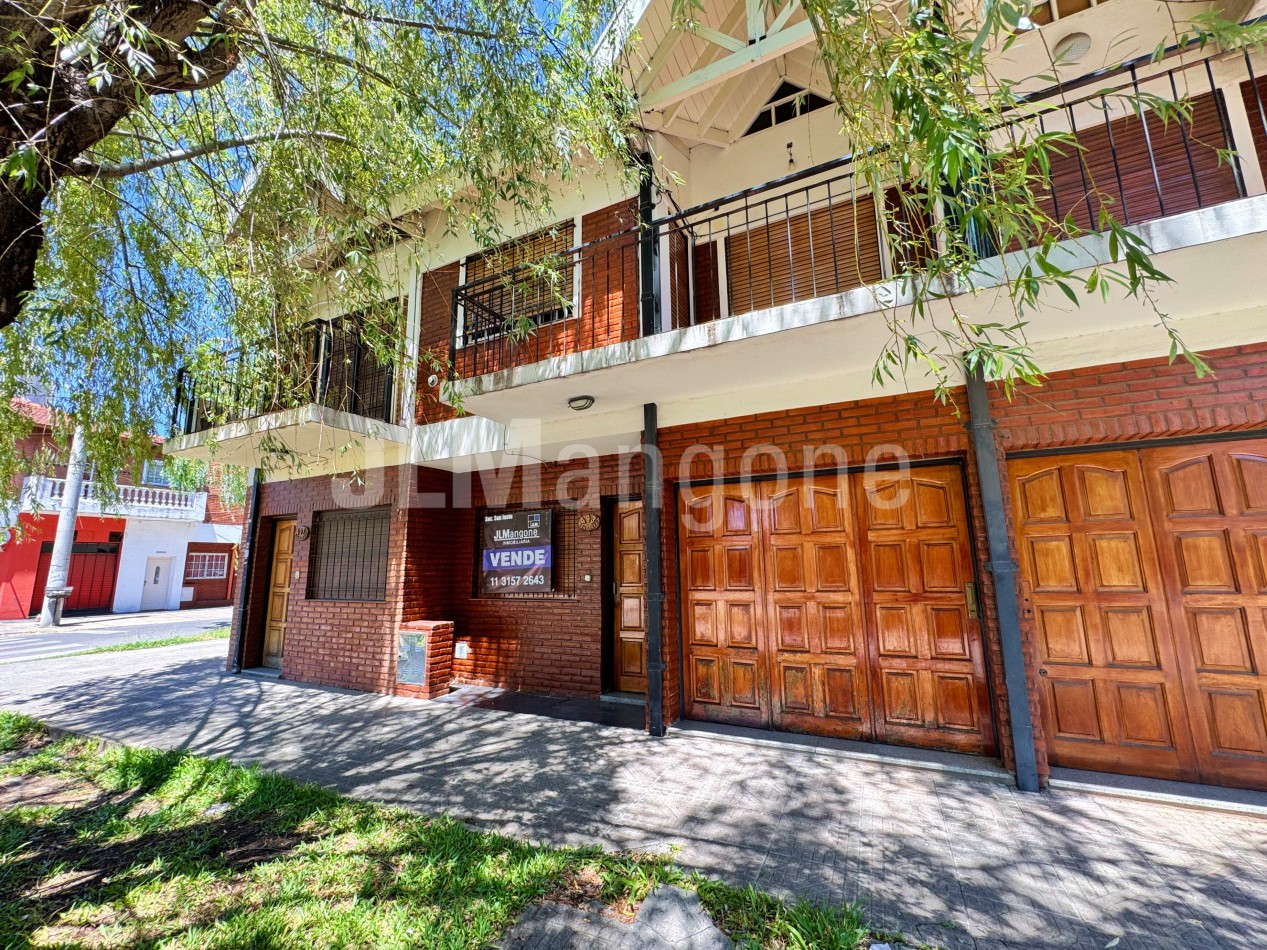 Triplex 4 amb con cochera y patio
