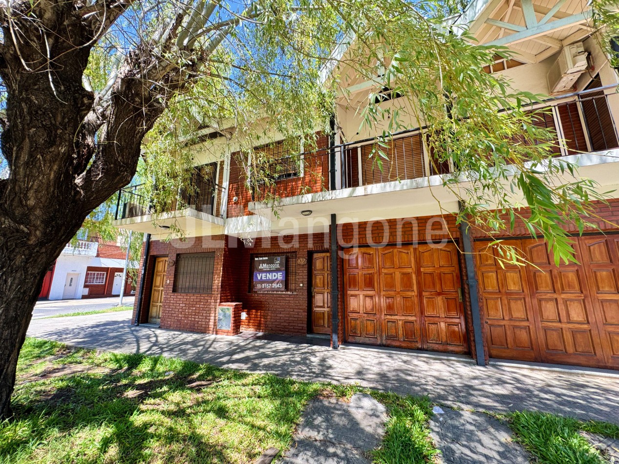 Triplex 4 amb con cochera y patio