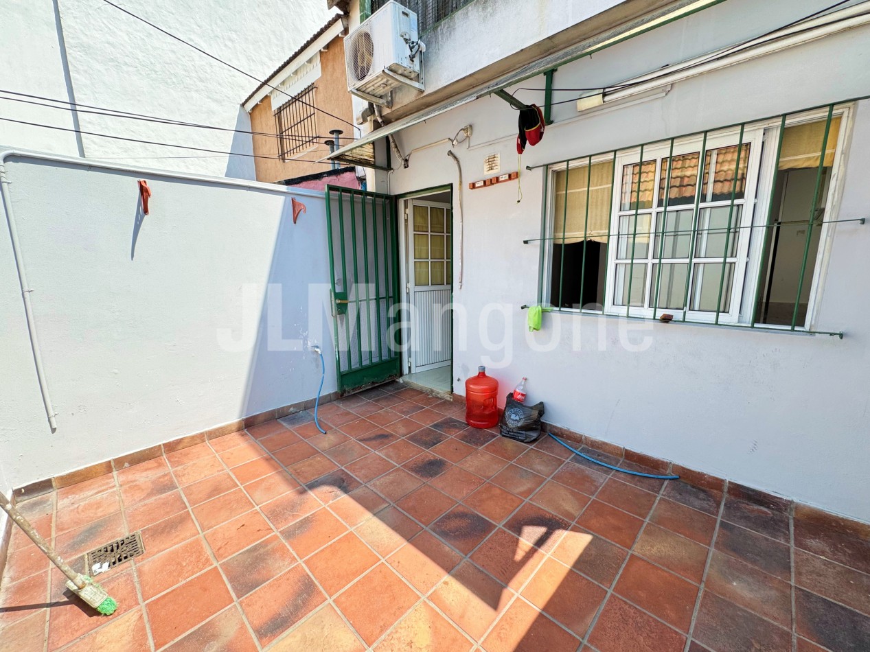 Duplex 4 ambientes con patio y terraza