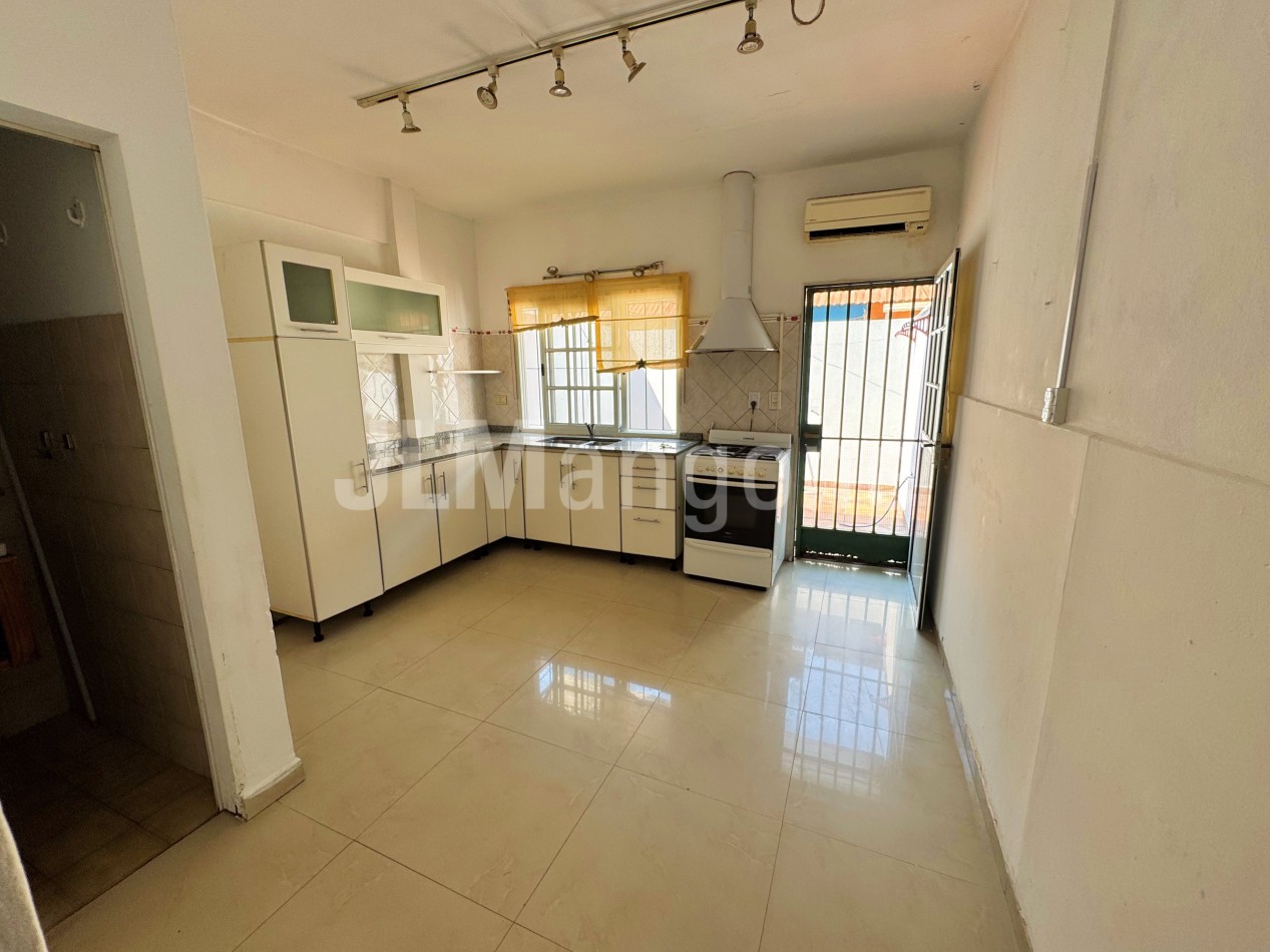 Duplex 4 ambientes con patio y terraza