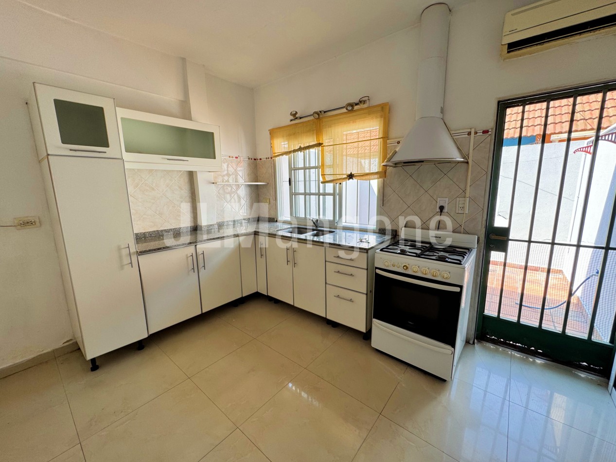 Duplex 4 ambientes con patio y terraza