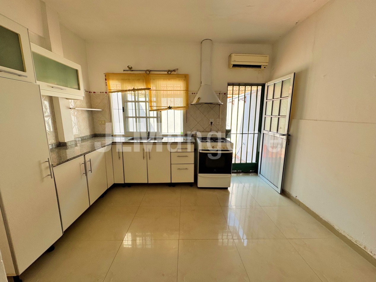 Duplex 4 ambientes con patio y terraza