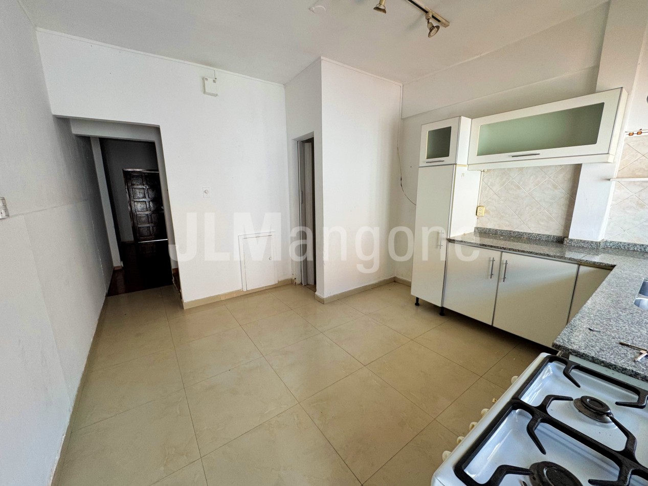 Duplex 4 ambientes con patio y terraza