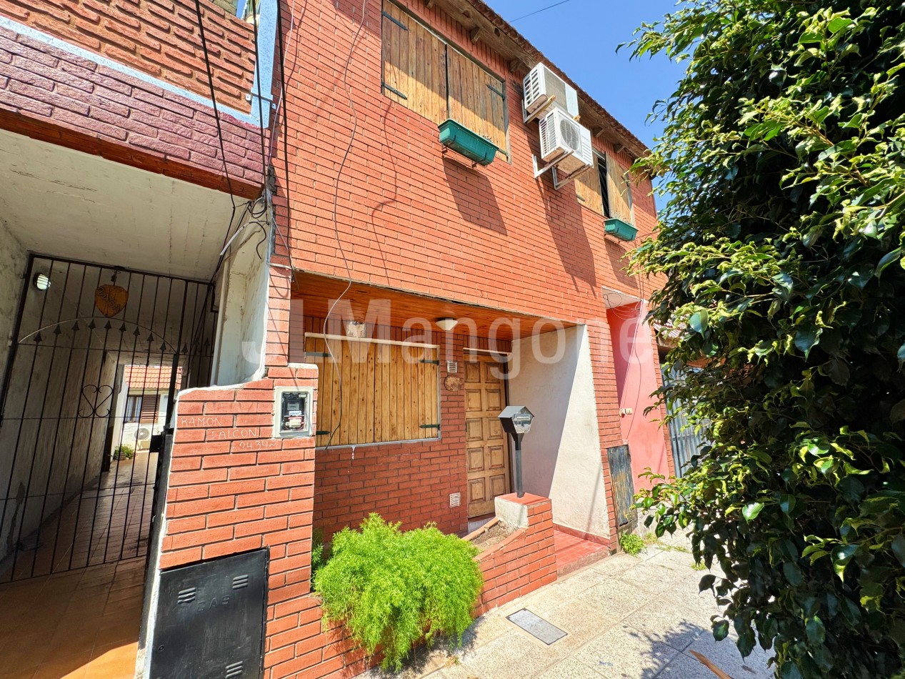 Duplex 4 ambientes con patio y terraza