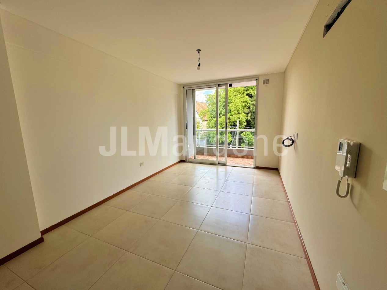 Departamento 2 amb con cochera cubierta y balcon