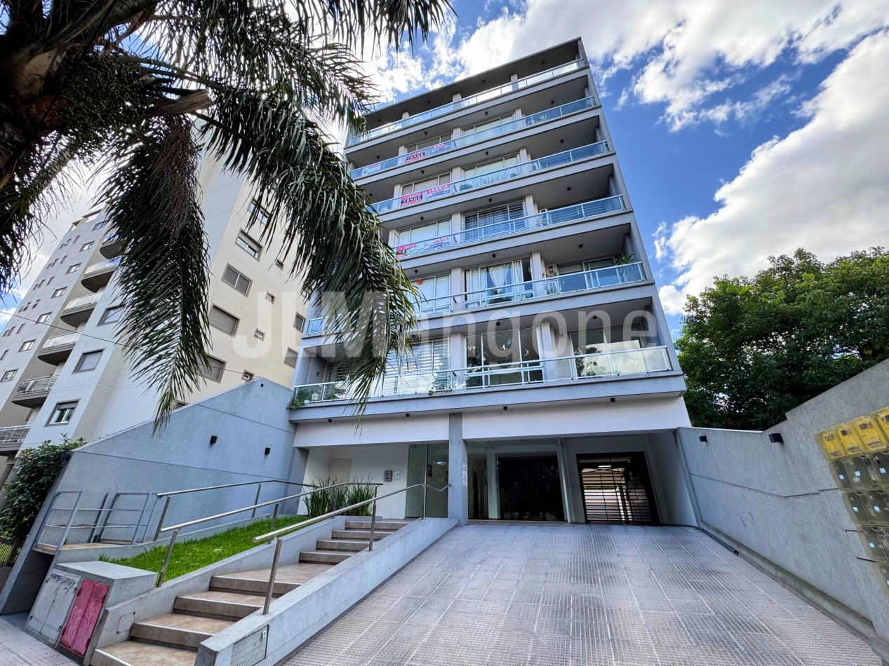Departamento 2 amb con cochera cubierta y balcon