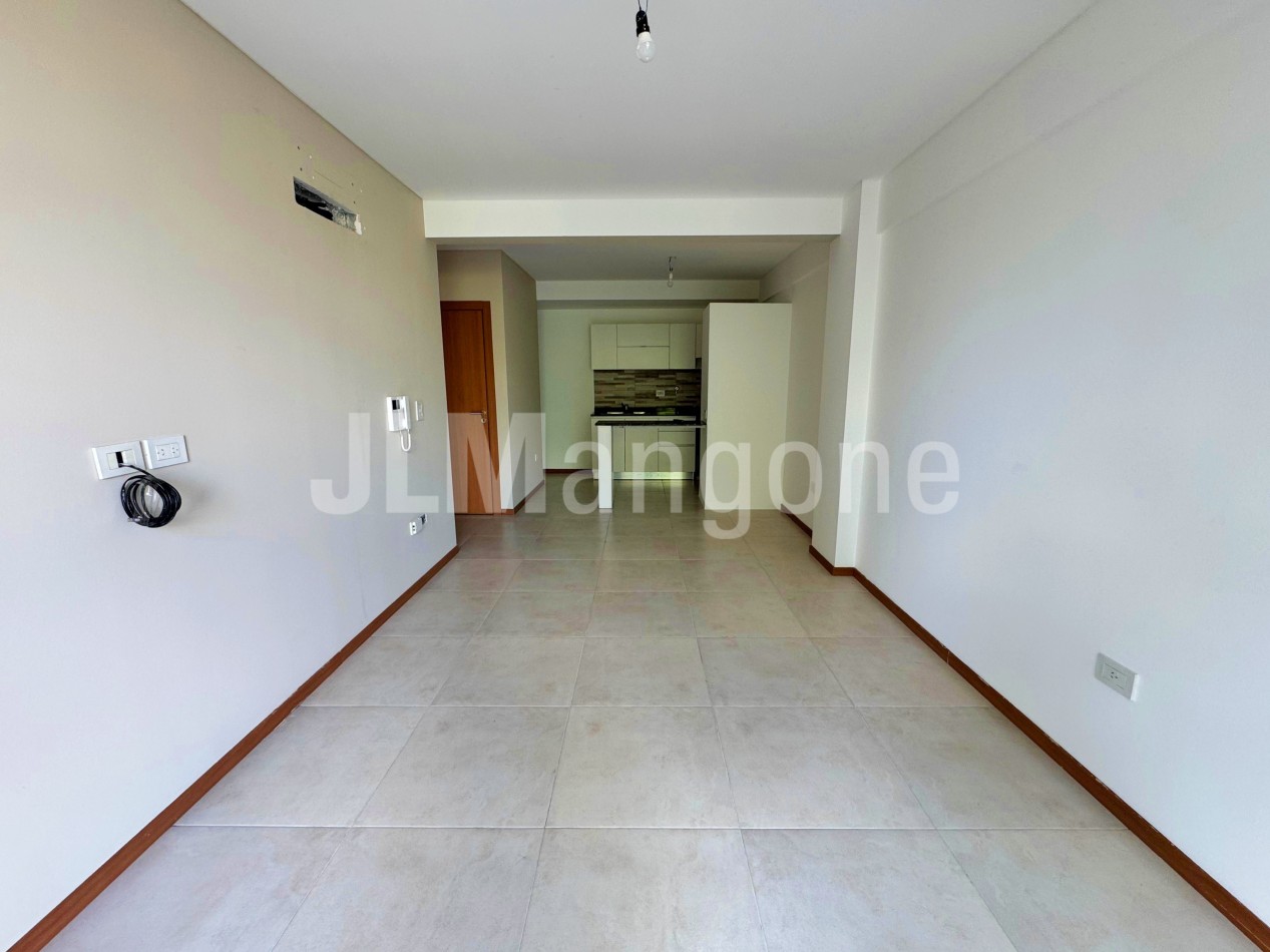 Departamento 2 amb con cochera cubierta y balcon