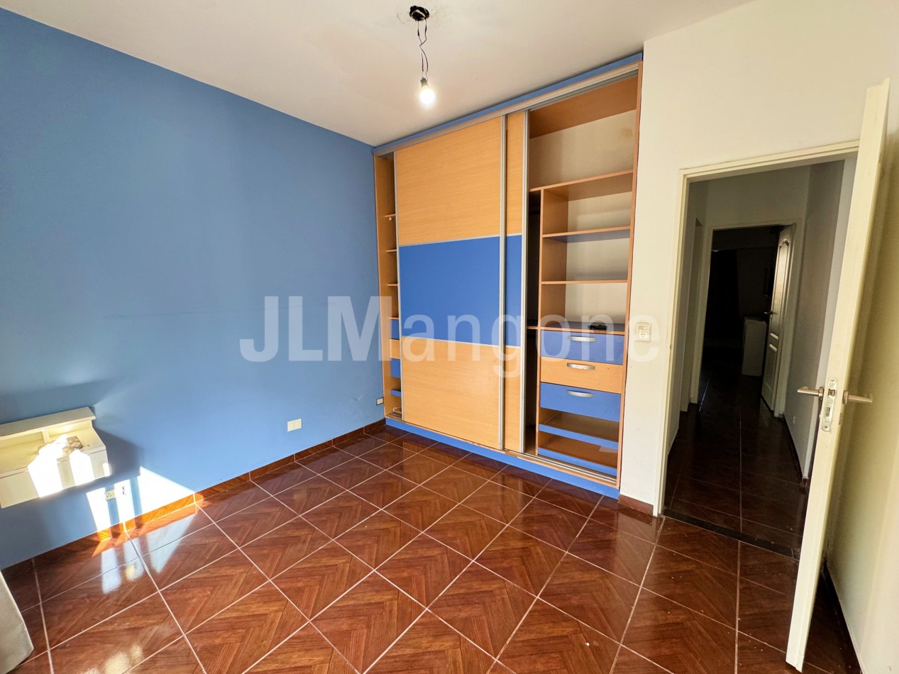 Casa 4 ambientes con piscina y cocheras