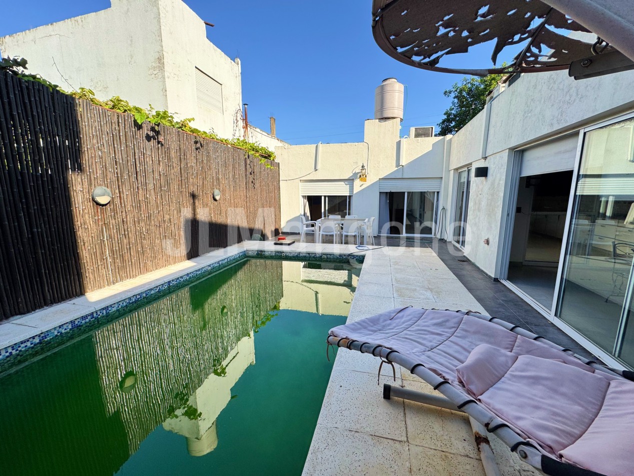 Casa 4 ambientes con piscina y cocheras