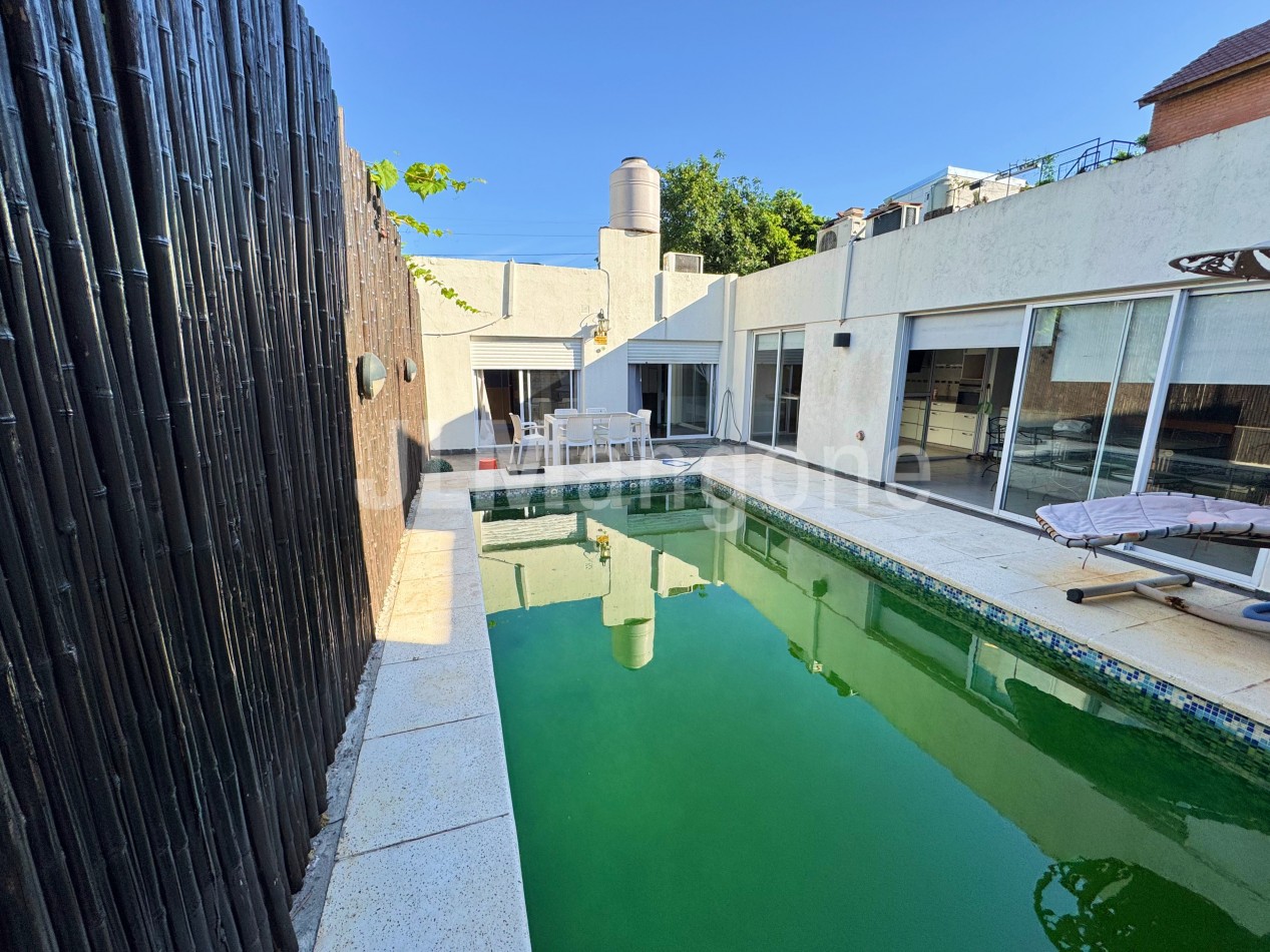 Casa 4 ambientes con piscina y cocheras