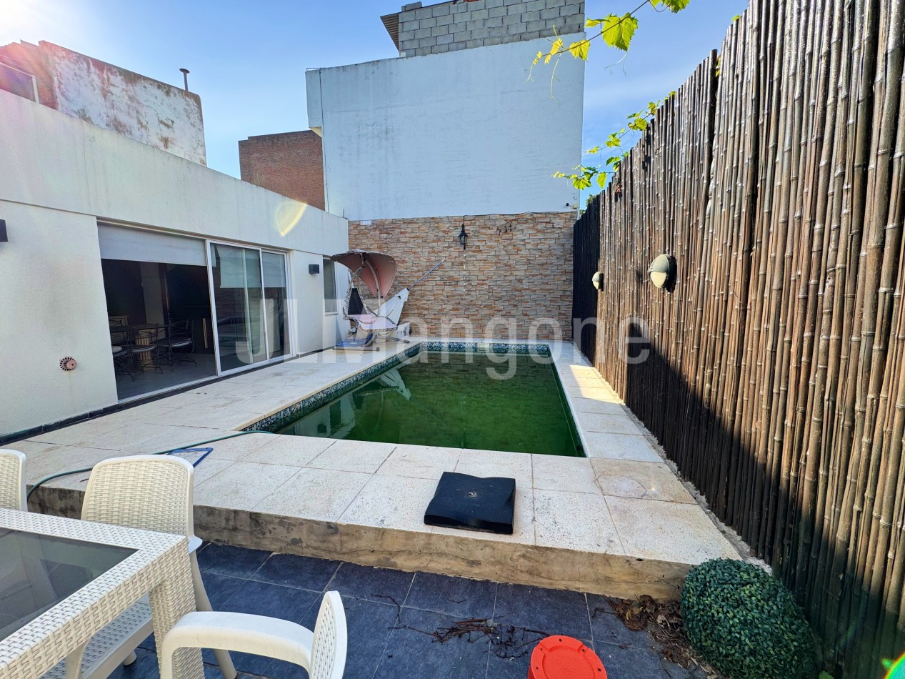 Casa 4 ambientes con piscina y cocheras