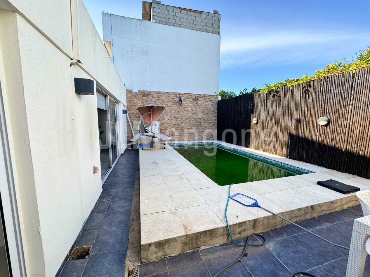 Casa 4 ambientes con piscina y cocheras