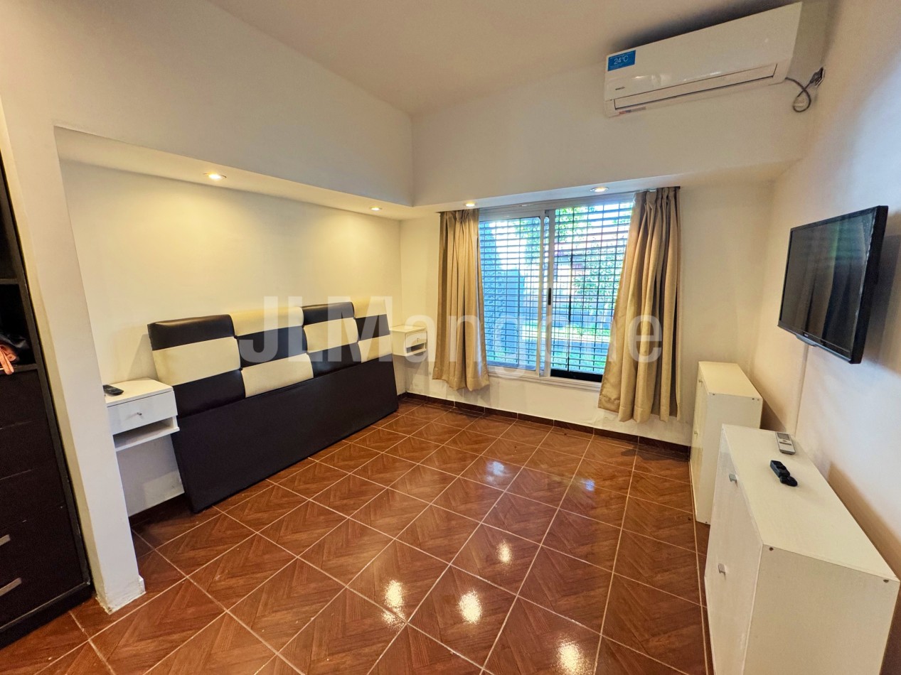 Casa 4 ambientes con piscina y cocheras