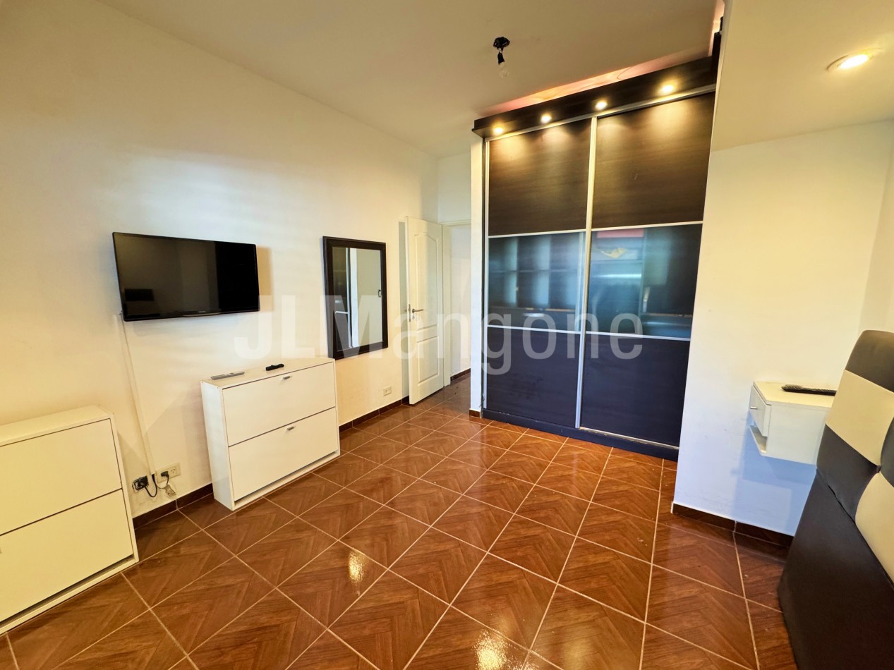 Casa 4 ambientes con piscina y cocheras