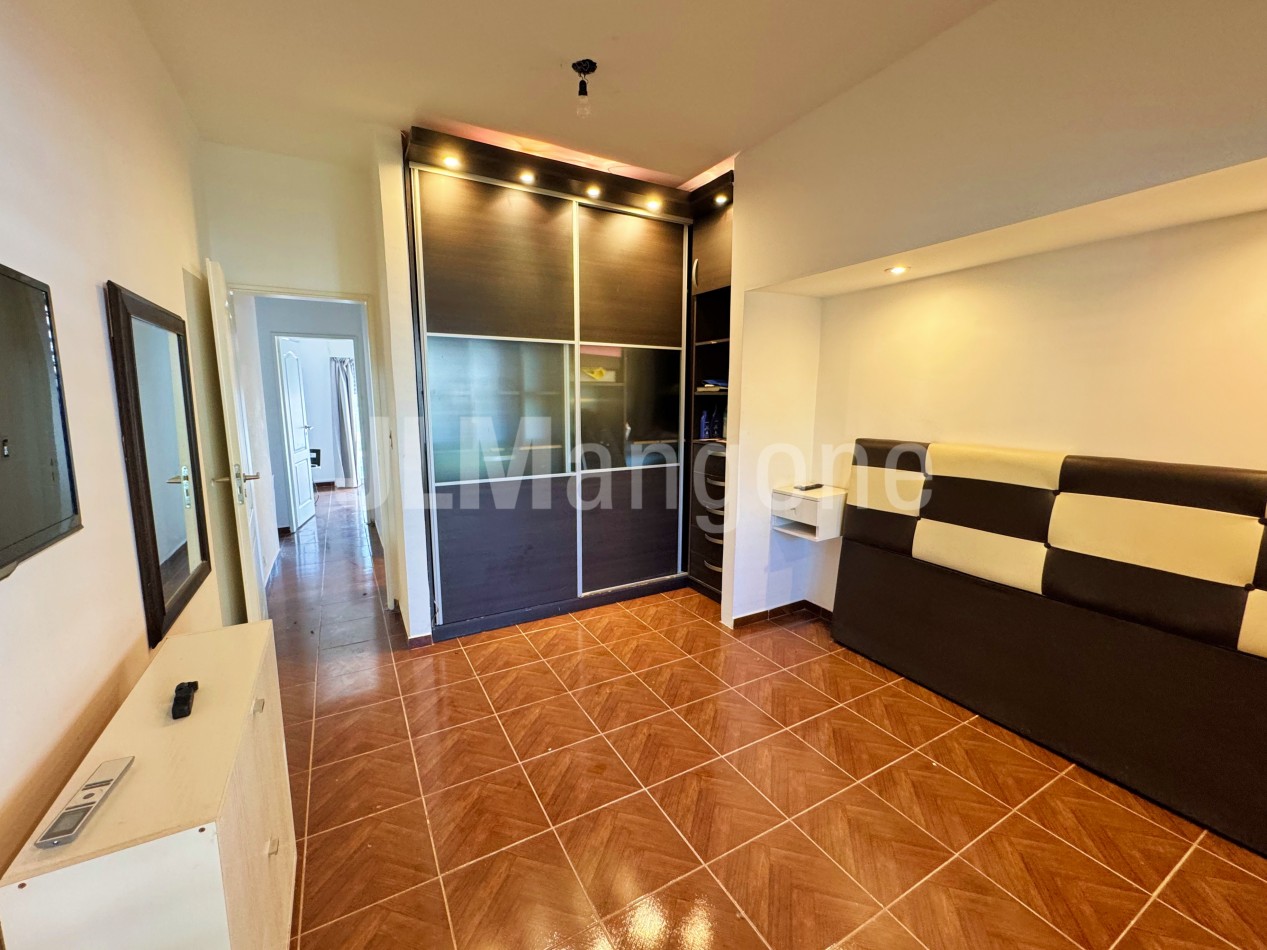 Casa 4 ambientes con piscina y cocheras