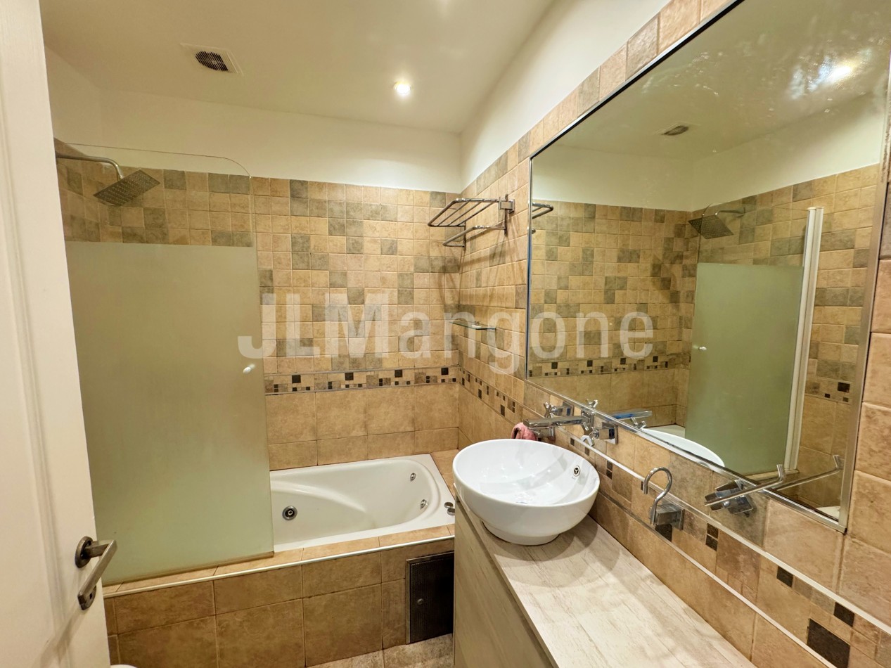 Casa 4 ambientes con piscina y cocheras