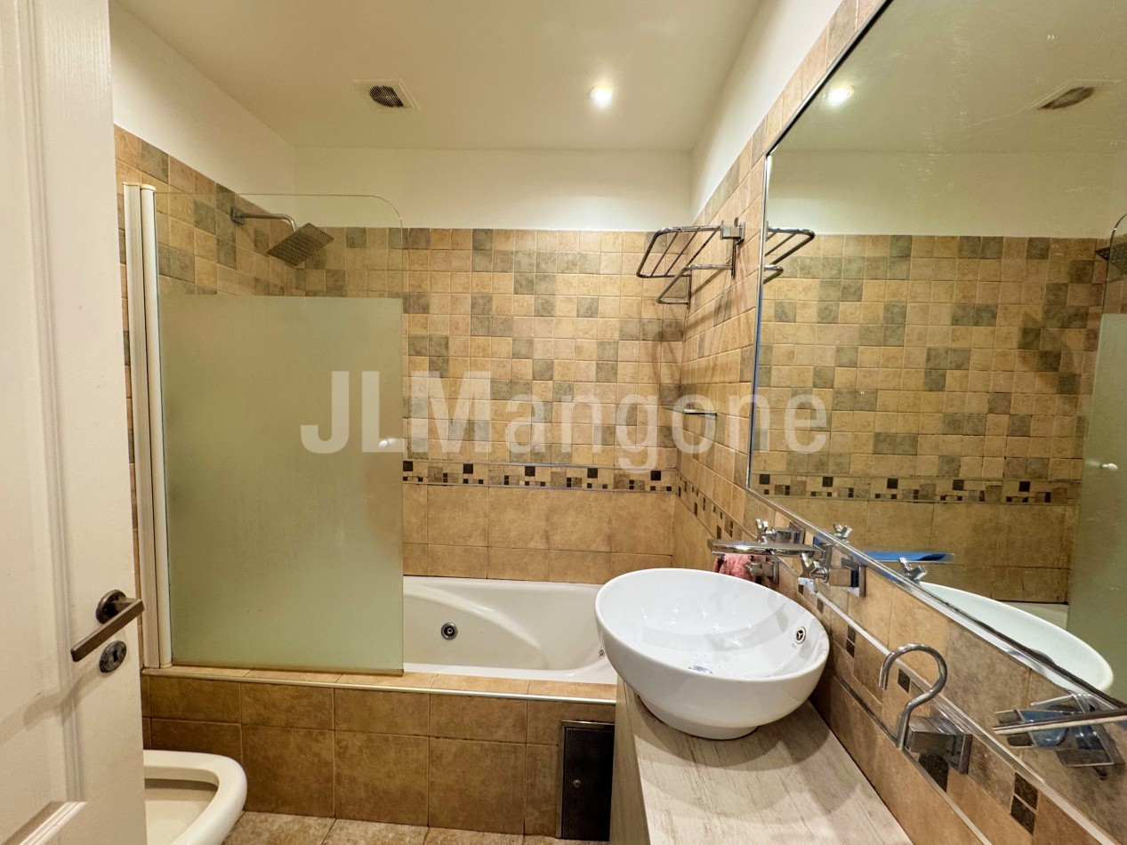Casa 4 ambientes con piscina y cocheras